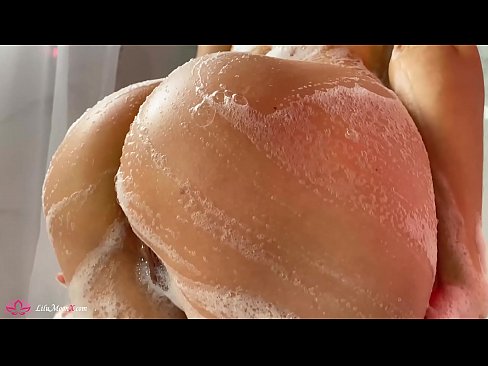 ❤️ Bruneta își masturbează păsărica cu un vibrator până la orgasm intens în duș ️  at us ❌❤